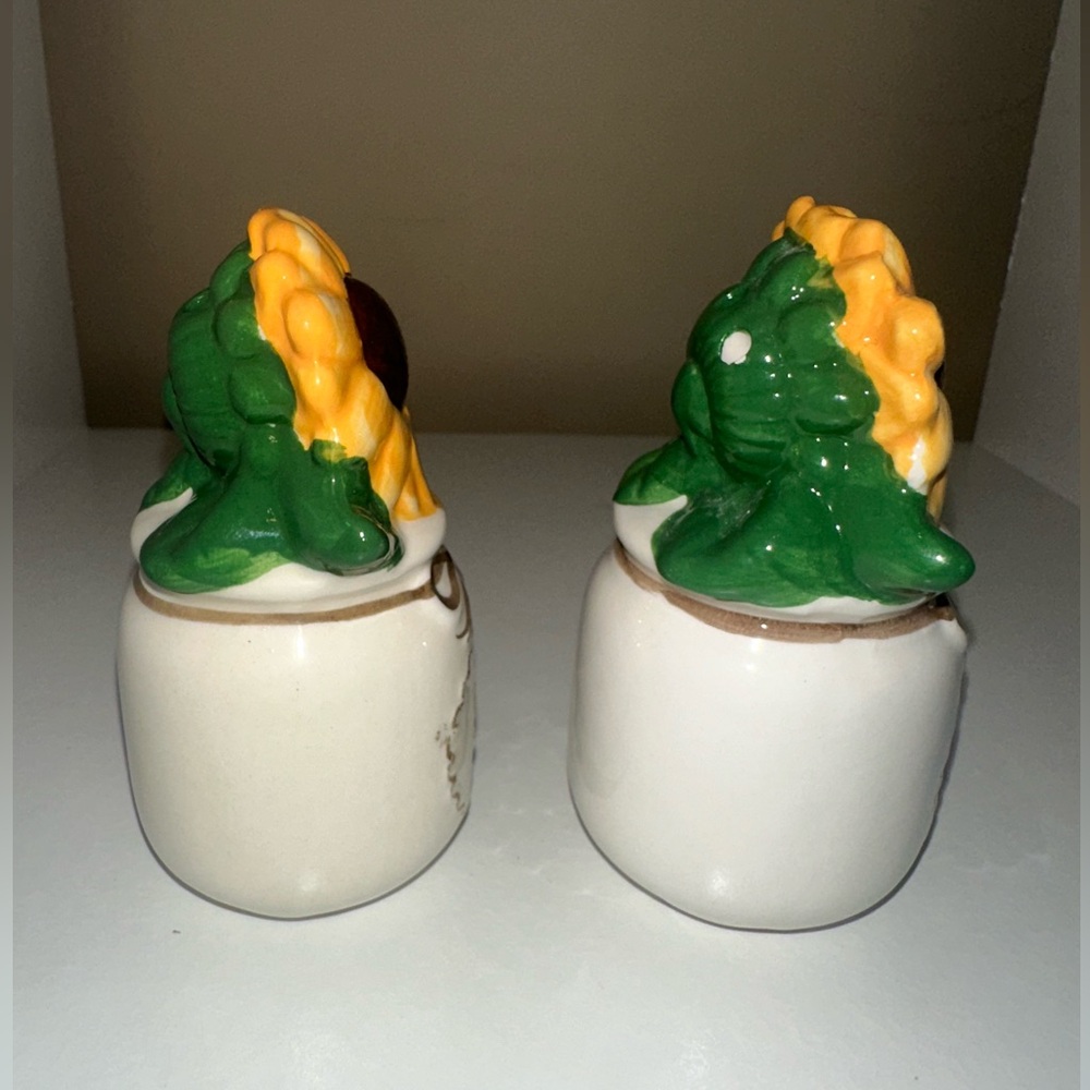 Potted Sunflowers Ceramic Salt & Pepper Shakers - NIP - Picture 2 of 5